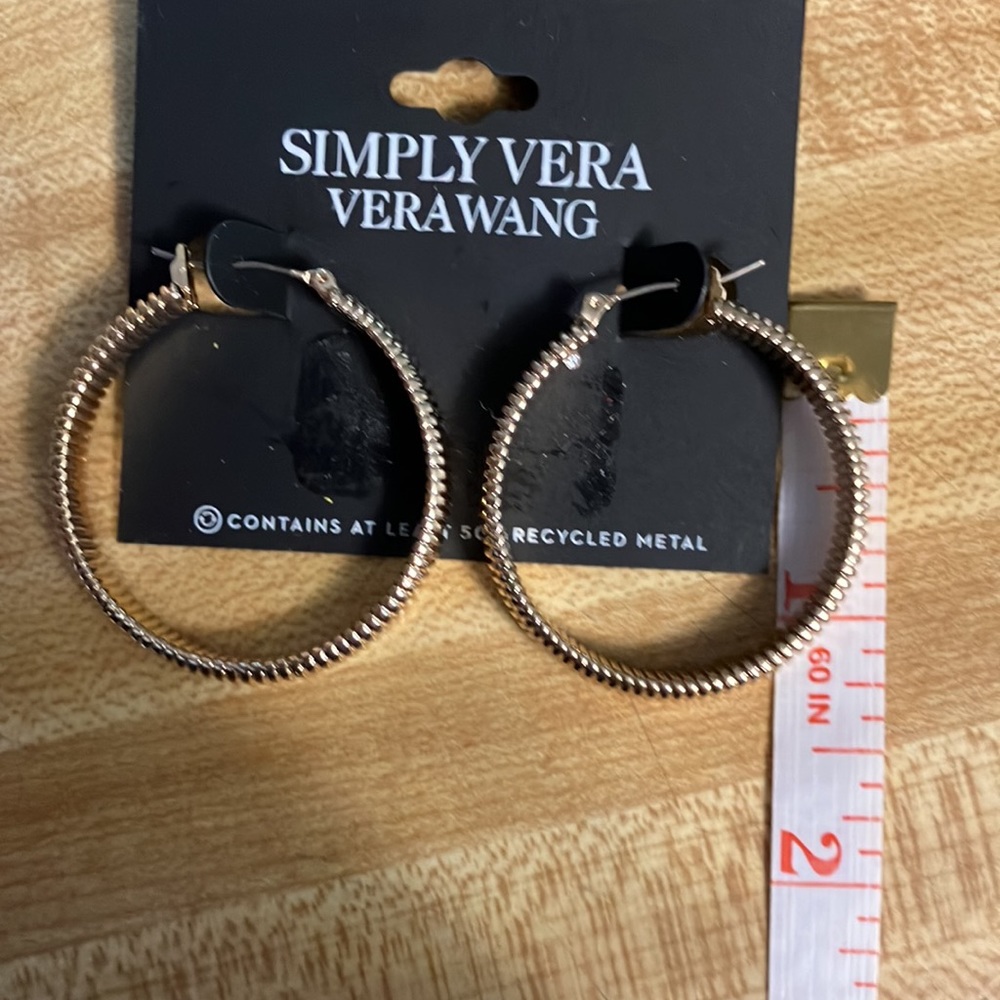 🌸Vera Wang Gold Hoops - Picture 4 of 5